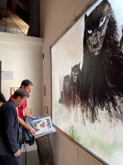 Carlos Ricci, en la foto con Avogadro, intervino ventanales y vendió miniaturas por 2000 pesos