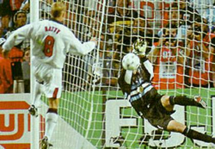 Carlos Roa ataja el penal del inglés Batty para que la Argentina logre la clasificación para los cuartos de final del Mundial de Francia 1998