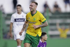 Carlos Rotondi, autor del 2-1 de Defensa y Justicia ante Gimnasia, en Florencio Varela; un muy buen gol, con un zurdazo cruzado