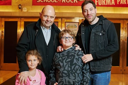Carlos Rottemberg, Tomás Rottemberg y sus hermanos menores, en la previa al estreno de la obra School of rock en el teatro Gran Rex