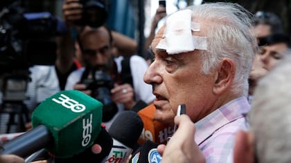 Carlos Ruckauf, ante la prensa, con las marcas del ataque recibido