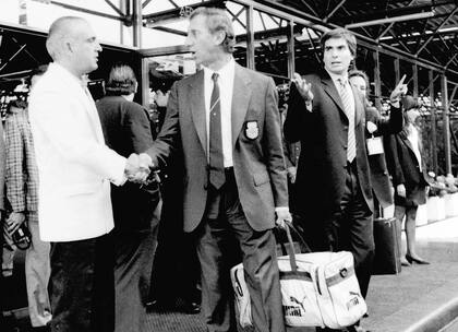 Carlos Ruckauf, embajador en Roma, recibe a Carlos Bilardo durante el Mundial de 1990