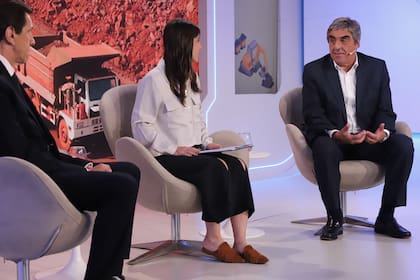Carlos Sadir (Gobernador de la Provincia de Jujuy), Sofía Diamante (LA NACION) y Roberto Cacciola (CAEM)