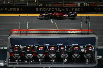 Carlos Sainz a pesar de las complicaciones, confía en que Ferrari puede luchar con Red Bull (Photo by MOHD RASFAN / AFP)�