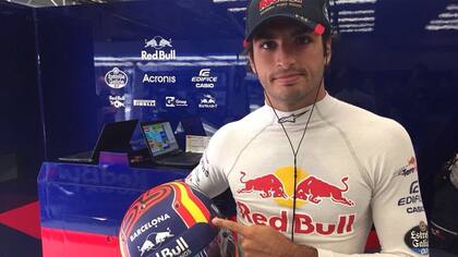 Carlos Sainz con su casco en homenaje a las víctimas en Barcelona