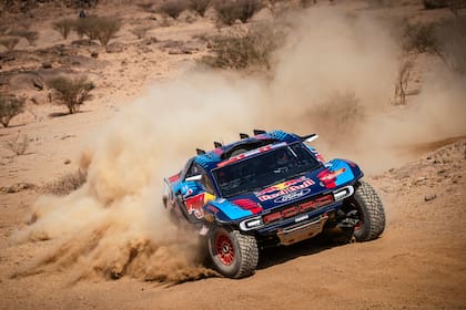 Carlos Sainz en el desierto árabe