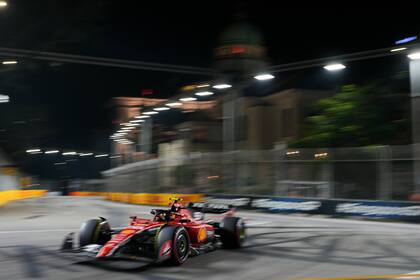 Carlos Sainz fue el más veloz en las prácticas del viernes en Singapur, que recibió a la Fórmula 1 por la tarde y por la noche.
