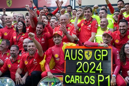 Carlos Sainz Jr., en el centro de la escena, y el festejo del 1-2 junto con Charles Leclerc y toda la escudería Ferrari