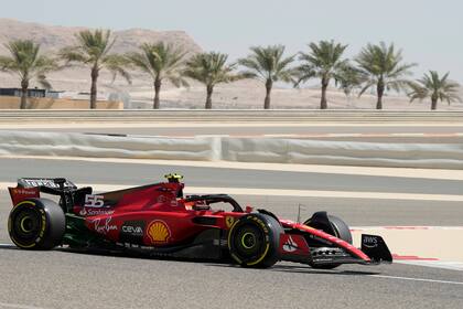 Carlos Sainz maneja su Ferrari en el circuito de Sakhir, en Bahrein