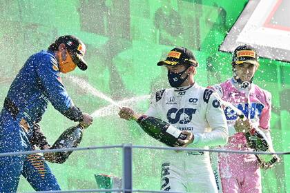 Carlos Sainz (McLaren), Pierre Gasly (Alpha Tauri) y Lance Stroll (Racing Point), a puro festejo en el podio de Monza; desde el Gran Premio de Hungría 2012 que pilotos de Mercedes, Ferrari y Red Bull Racing no terminaban entre los tres primeros en la Fórmula 1
