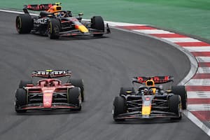 Gran Premio de China: la lucha Alonso-Sainz-Pérez-Leclerc terminó con una pinchadura y con fuego amigo
