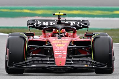 Carlos Sainz salió desde la segunda posición en el Gran Premio de España, pero seguir el ritmo de Red Bull y tampoco la presión de Mercedes