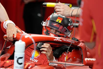 Carlos Sainz sentado en su auto antes del inicio de la segunda sesión de práctica antes del Gran Premio de Arabia Saudita, el jueves. Al día siguiente no aguantó más los dolores y debió ser reemplazado