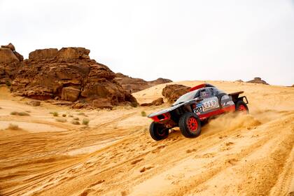 Carlos Sainz, tres veces ganador del Dakar y bicampeón mundial de rally, aspira a la victoria con Audi.