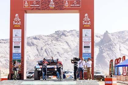 Carlos Sainz y Lucas Cruz, de España, y el saludo tradicional en la largada, con su Ford M-Sport