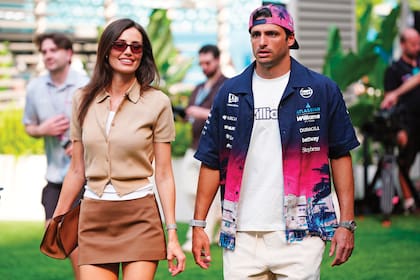 Carlos Sainz y su novia, la modelo escocesa Rebecca Donaldson, llegan al Autódromo Internacional de Miami