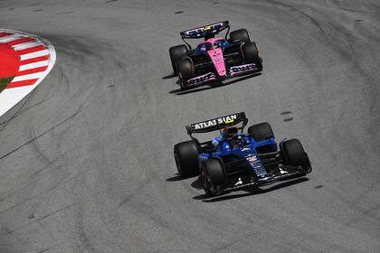 Carlos Sainz y su Williams, delante de Colapinto; el tránsito en aire sucio provoca mayor degradación de neumáticos y resiente el rendimiento del modelo A525 de Alpine más que en coches de otras marcas.