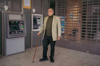 La protesta de un hombre llama la atención de los bancos españoles ante el cierre de sucursales