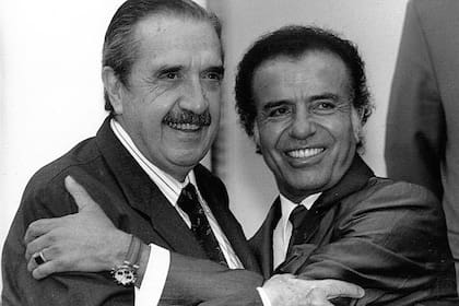 Carlos Saul Menem junto a Raúl Alfonsin, el 14 de noviembre de 1993
