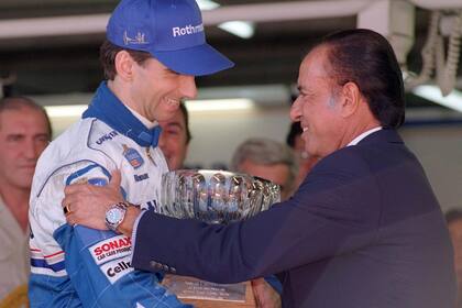 Carlos Saúl Menem saluda a Damon Hill, ganador en 1996