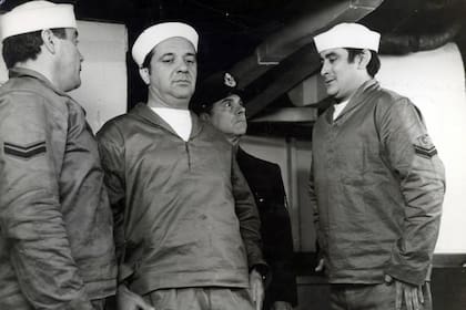 Carlos Scazziotta, Julio de Grazia y Rafael Carret junto al protagonista de la película El soldado chamamé