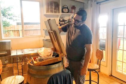 Carlos tiene varias novelas premiadas y publicadas en Latinoamérica, España y Estados Unidos. En cuarentena se dedicó a escribir "The blockchain murders", pintar retratos en carbón y óleos y en aprender, finalmente, a tocar la guitarra.