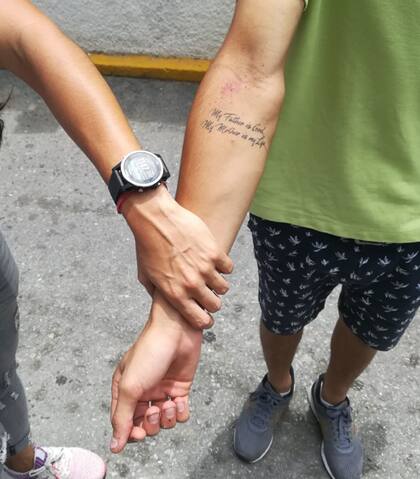 "Mi padre es Dios, mi madre es mi vida", dice un tatuaje de Carlos