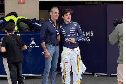 Carlos Slim Domit y Franco Colapinto en el garaje de Williams, durante el Gran Premio de México; las empresas del magnate mexicano aportan para el contrato de Sergio Checo Pérez y contribuyen a las arcas de Red Bull