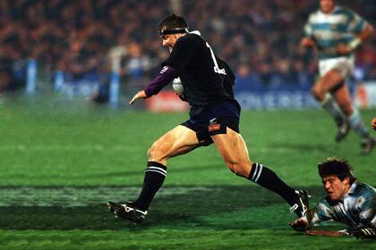 Carlos Spencer escapa al tacle argentino, en el partido bisagra; aquel triunfo por 62-10 de All Blacks marcó un antes y un después en el rugby argentino.