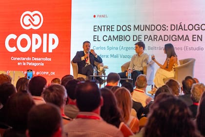 Carlos Spina (Argencons), junto a Beltrán Briones (Estudio Kohon) y Mali Vázquez (CEDU)