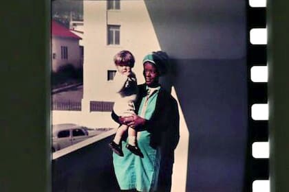 Carlos, su hijo, junto a Elda; “Separados pero iguales”, era la frase de cabecera de los defensores del apartheid, impuesto por políticos de origen o descendencia holandesa al asumir el poder, en 1946.