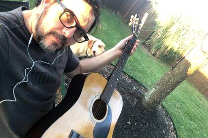 Carlos también considera que estamos ante una oportunidad histórica de apoyar a quienes están en la primera línea lidiando con el Covid, aquellos ocupados de mantener el orden o buscando la cura.