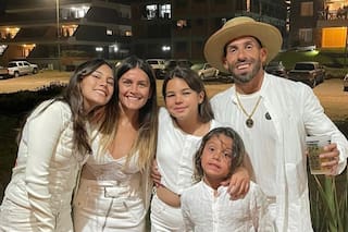 La espectacular fiesta de 15 de la hija de Carlos Tevez: show en vivo y un avión gigante en el salón