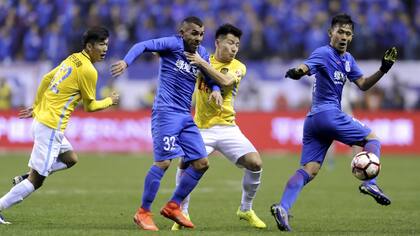 Carlos Tevez con la camiseta de Shanghai Shenua; el argentino recaló en un fútbol de menor jeraquía y que tiene mucho por aprender