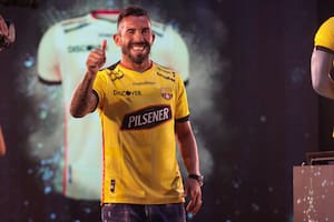 Carlos Tevez con una camiseta ajena a la de Boca: este sábado participará en La Noche Amarilla, la presentación del plantel de Barcelona, de Ecuador; "es muy difícil que vuelva a jugar", sostuvo en Guayaquil.