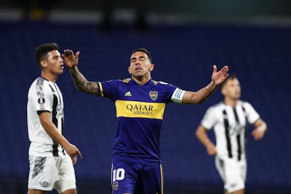 Carlos Tevez de Boca Juniors hace un gesto de fastidio durante el partido que disputan contra Libertad
