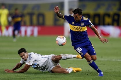 Tevez supera la marca de Lucas Veríssimo, del Santos, durante el partido de ida que disputan por la semifinal de la Copa Libertadores