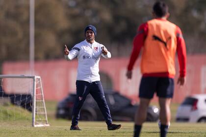 Carlos Tevez, DT de Independiente, en una práctica con la mira puesta en Gimnasia