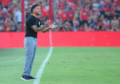 Carlos Tevez, el DT del Independiente puntero de la zona A; el ex delantero ganó el único partido en el que dirigió contra Racing como entrenador rojo.