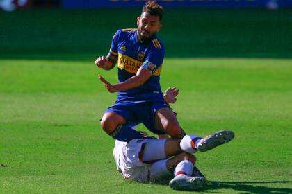 Carlos Tevez en acción; Boca vs Lanús, en la Bombonera