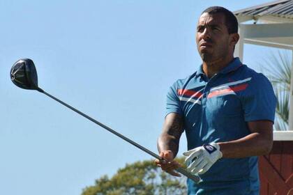 Carlos Tevez, en una fasceta distinta, con el palo de golf listo para jugar
