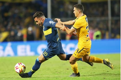 Carlos Tevez entró en la segunda parte y anotó uno de los seis penales de Boca