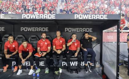 Carlos Tevez fue aclamado por los hinchas de Independiente antes del enfrentamiento con River, al final de una semana en que defendió los intereses del club contra la dirigencia de AFA.