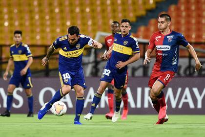 Carlos Tevez fue uno de los jugadores más activos en el ataque de Boca, luego fue reemplazado por Edwin Cardona