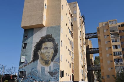 Carlos Tévez ilustrado en uno de los edificios de su barrio natal