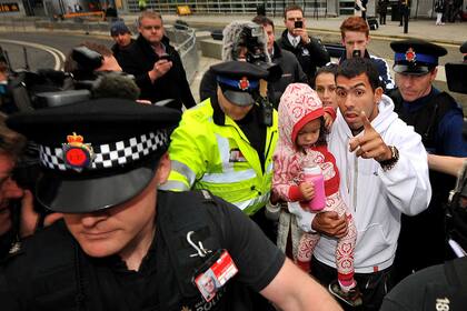 Carlos Tevez llegó a Manchester con su familia