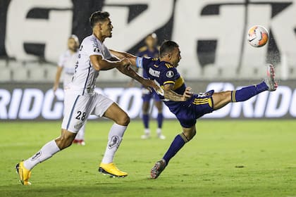 Carlos Tevez lucha por la pelota con Lucas Verissimo durante el último encuentro xeneize en la Libertadores, ante Santos.