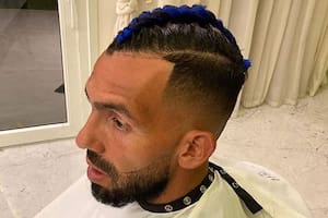 El llamativo y colorido nuevo look de Carlos Tevez