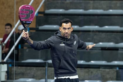 Carlos Tevez se divirtió un rato jugando en el court 3 del pabellón América y después charló un rato de sus pasiones deportivas (Crédito: José Bértola)