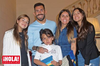 Carlos Tevez se mostró con su familia durante un evento en la Embajada británico días atrás. 